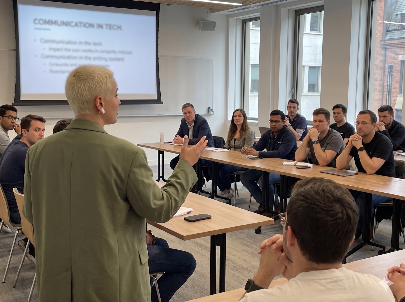 Lua Azevedo conduzindo aula para profissionais de tech